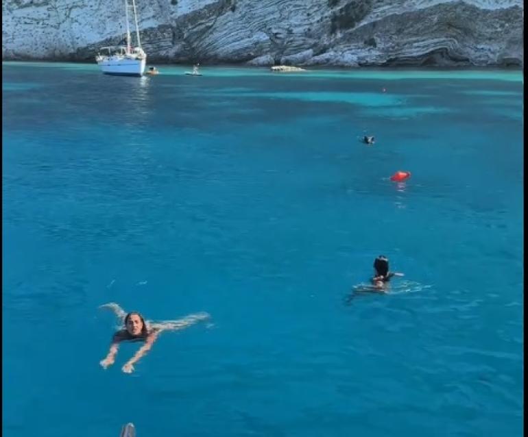 Ιθάκη: Αγριογούρουνο κυνήγησε τουρίστριες μέσα στη θάλασσα