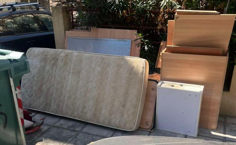 Θεσσαλονίκη: Πρόστιμο 500 ευρώ σε κάτοικο που έβγαλε ογκώδη στο πεζοδρόμιο