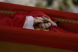 Σε λαϊκό προσκύνημα από σήμερα η σορός του Πάπα Φραγκίσκου