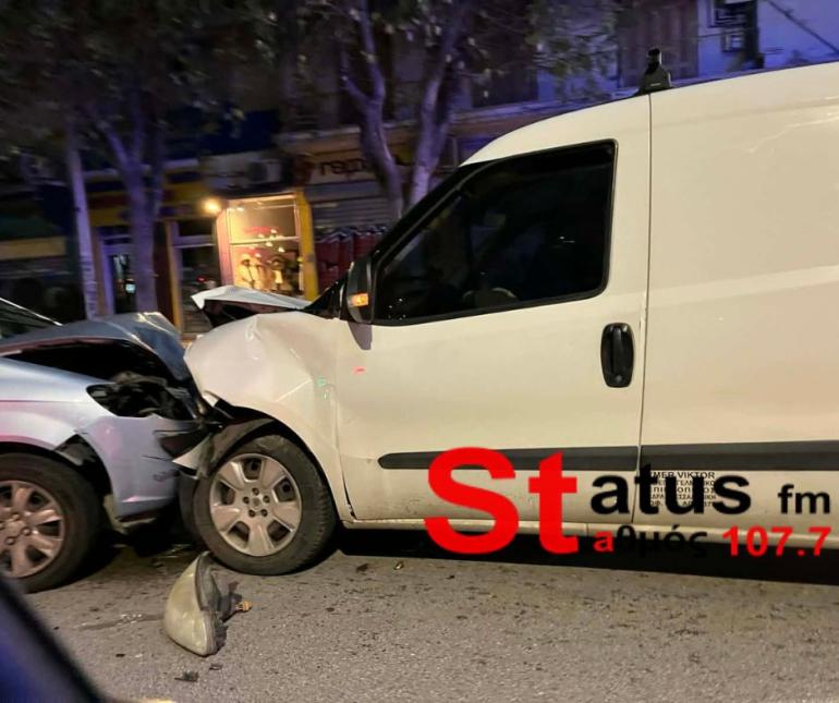Σύγκρουση δύο ΙΧ στο κέντρο της Θεσσαλονίκης - Ένας τραυματίας (ΦΩΤΟ)