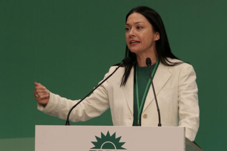 Νάντια Γιαννακοπούλου: Ανακοίνωσε ότι κατεβαίνει υποψήφια για την ηγεσία του ΠΑΣΟΚ (vid)