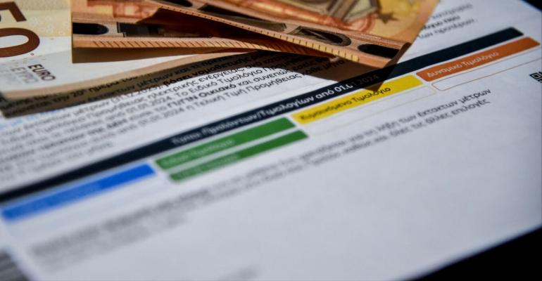 Ηλεκτρικό Ρεύμα: Πώς θα επιδοτηθούν οι καταναλωτές - Από τη φορολόγηση των παραγωγών ηλεκτρικής ενέργειας ο «κουμπαράς»