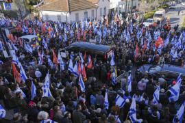 Σε κλίμα οδύνης η κηδεία των τριών ομήρων της Χαμάς – Το μήνυμα της οικογένειας Μπίμπας