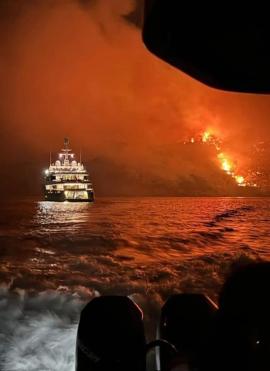 Ύδρα: Ασυνείδητοι προκάλεσαν πυρκαγιά στην παραλία Άγιος Νικόλαος, πετώντας πυροτεχνήματα