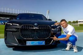 O Εμπαπέ πήρε μια ολοκαίνουρια BMW φτιαγμένη αποκλειστικά για εκείνον, αλλά... δεν έχει δίπλωμα οδήγησης
