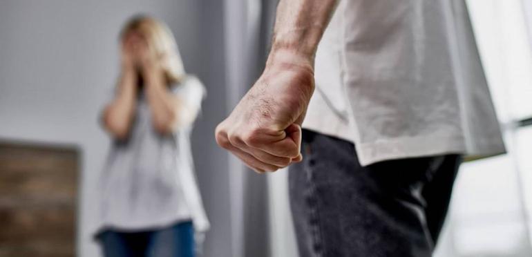 Απίστευτο περιστατικό ενδοοικογενειακής βίας στη Λάρισα: Χτύπησε τη σύντροφό του και την έσυρε με το αυτοκίνητο