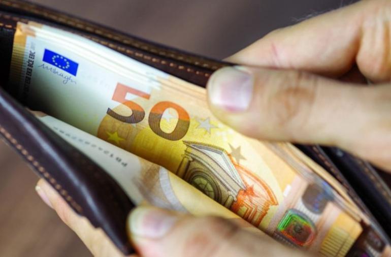 Νωρίτερα η νέα αύξηση στον κατώτατο μισθό- Τροπολογία για αναπροσαρμογή από την 1η Απριλίου