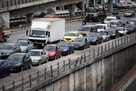 Αυξημένα μέτρα της Τροχαίας λόγω 28ης Οκτωβρίου- Απαγόρευση κυκλοφορίας των φορτηγών άνω των 3,5 τόνων