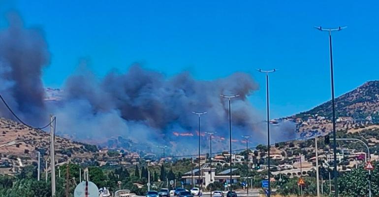 Φωτιά στην Πλάκα Κερατέας - Κοντά σε σπίτια οι φλόγες, εστάλη 112 για 4 οικισμούς
