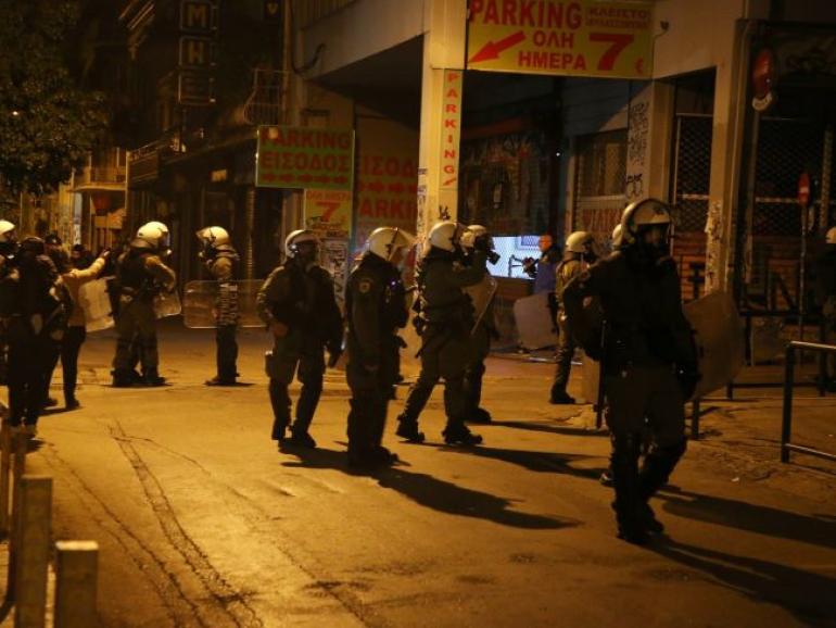 Εξάρχεια: Δύο επιθέσεις με πέτρες και μπουκάλια εναντίον διμοιριών των ΜΑΤ