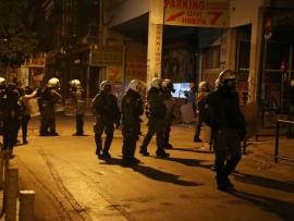 Εξάρχεια: Δύο επιθέσεις με πέτρες και μπουκάλια εναντίον διμοιριών των ΜΑΤ