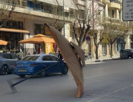 Θεσσαλονίκη: Ομπρέλα έκανε…βόλτα στην Αγίου Δημητρίου