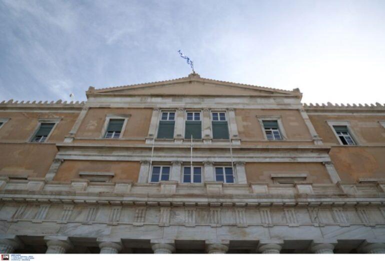 ΔΝΤ: Προβλέπει πρωτογενή πλεονάσματα και συνεχή μείωση του δημόσιου χρέους της Ελλάδας έως το 2030