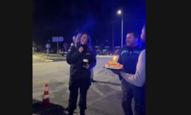 Δράμα: Έκπληξη από τους αγρότες στα μπλόκα με τούρτα σε αστυνομικό για τα γενέθλιά της