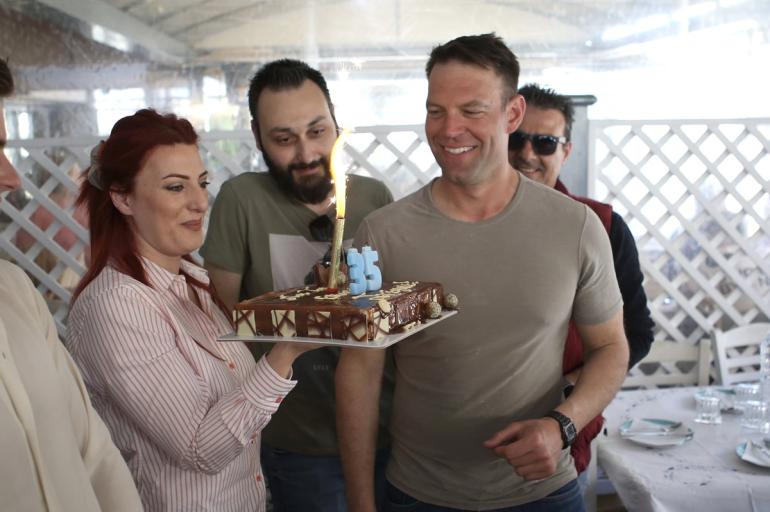 Σε ψαροταβέρνα ο Κασσελάκης με τον Τάιλερ μετά την ορκωμοσία – Έσβησε τούρτα γενεθλίων (ΦΩΤΟ)
