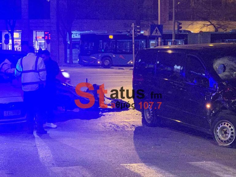 Θεσσαλονίκη: Σύγκρουση μηχανής με βανάκι στον Βαρδάρη - Στο νοσοκομείο ένας 32χρονος (φωτο)