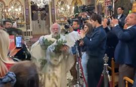 Ο ιερέας της Χίου που ξεχωρίζει με τον μοναδικό τρόπο μετάδοσης του μηνύματος της Ανάστασης