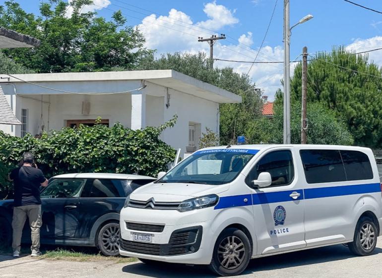 Έγκλημα στο Αίγιο: Βρέθηκε μπλούζα του 65χρονου με πιθανές κηλίδες αίματος, έφερε αμυχές στα χέρια του