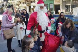 Κοζάνη: Ο Άγιος Βασίλης έφτασε με περιπολικό για να μοιράσει δώρα σε παιδιά