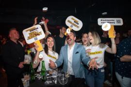 VIDEO: Όλα κερασμένα στο Fuzz Club από τον Μάκη που κέρδισε το Eurojackpot – Η θεαματική εμφάνιση με τη λευκή λιμουζίνα και ο ξέφρενος χορός με τους Trashformers στη σκηνή