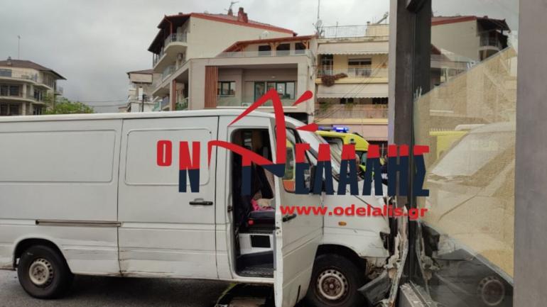 Τρελή πορεία βαν στην Κατερίνη- Έπεσε πάνω σε τζαμαρία καταστήματος (φωτο & video)