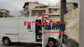 Τρελή πορεία βαν στην Κατερίνη- Έπεσε πάνω σε τζαμαρία καταστήματος (φωτο & video)