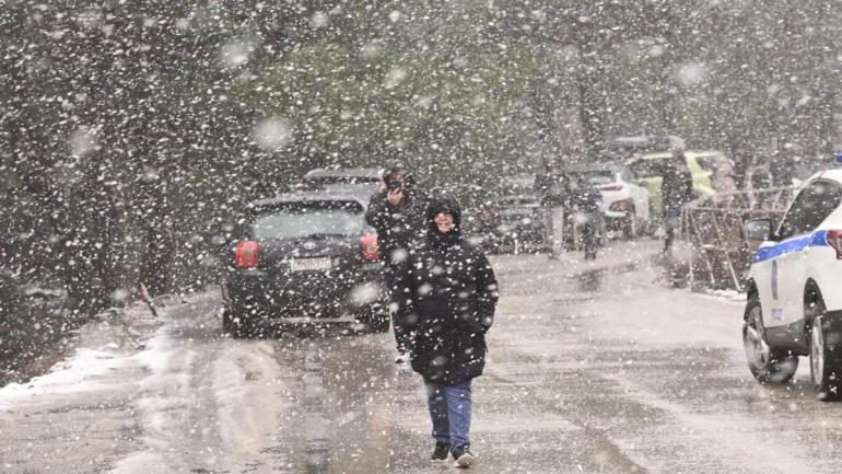 Επικαιροποιήθηκε το έκτακτο δελτίο της ΕΜΥ: Συνεχίζονται οι καταιγίδες, οι χιονοπτώσεις και οι άνεμοι