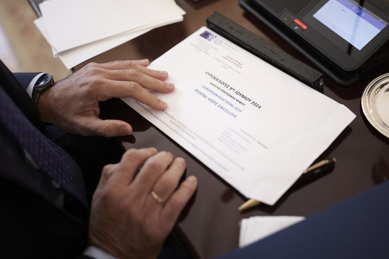 Λήγει σήμερα η προθεσμία για την επιστολική ψήφο – Όλη η διαδικασία