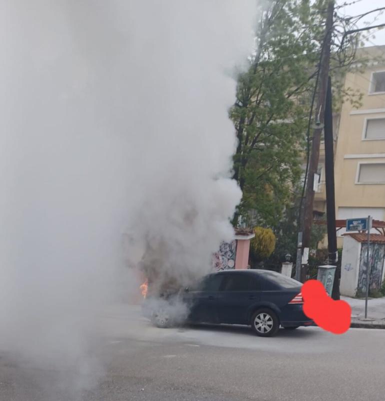 Αυτοκίνητο έπιασε φωτιά εν κινήσει στην ανατολική Θεσσαλονίκη