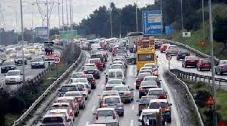 Θεσσαλονίκη: Σύγκρουση φορτηγού με αυτοκίνητο στον περιφερειακό - Μποτιλιάρισμα και καθυστερήσεις