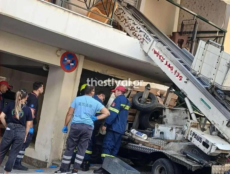 Θεσσαλονίκη: Γερανός μπήκε σε μπαλκόνι διαμερίσματος (ΦΩΤΟ)