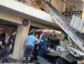 Θεσσαλονίκη: Γερανός μπήκε σε μπαλκόνι διαμερίσματος (ΦΩΤΟ)