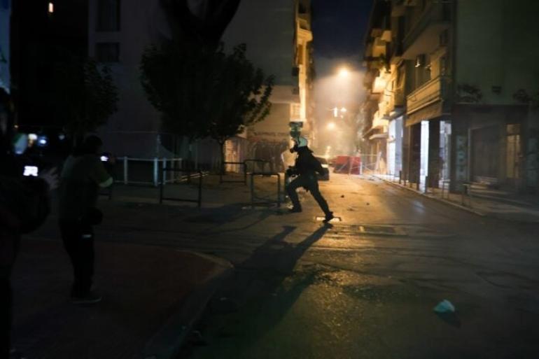 Νύχτα έντασης στα Εξάρχεια: Επίθεση σε διμοιρία των ΜΑΤ, 114 προσαγωγές