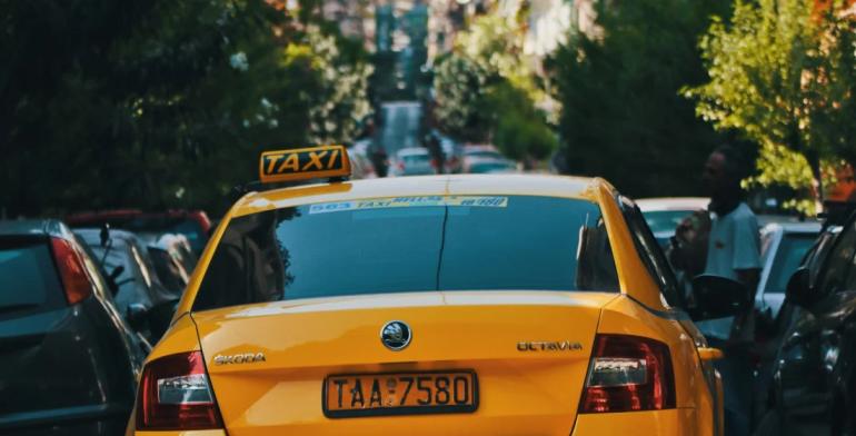 Χειροπέδες σε ταξιτζή: Χρέωσε πελάτισσα 110 ευρώ για την διαδρομή Πειραιάς - Αεροδρόμιο
