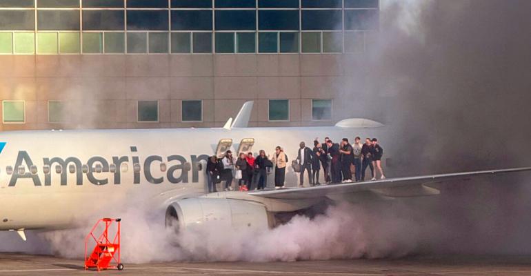 Βίντεο: Φωτιά σε Boeing της American Airlines μετά την προσγείωσή του στο Ντένβερ