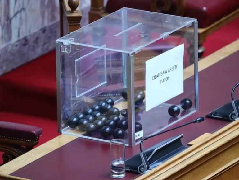 Βουλή: Κληρώθηκαν τα μέλη του Δικαστικού Συμβουλίου που θα εξετάσουν την εμπλοκή του Καραμανλή στο δυστύχημα των Τεμπών