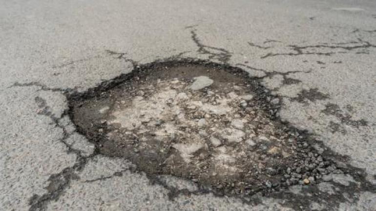 Έρχεται η άσφαλτος που κλείνει μόνη της τις λακκούβες!