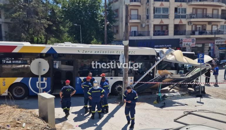 Θεσσαλονίκη: Τα νεότερα από τις τέσσερις τραυματίες μετά την πρόσκρουση λεωφορείου σε στάση – Στο χειρουργείο 21χρονη