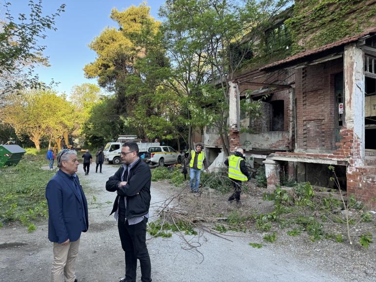 Επιχείρηση καθαρισμού του «Κόκκινου Πύργου» στη Βασ.'Ολγας από τον Δήμο Θεσσαλονίκης
