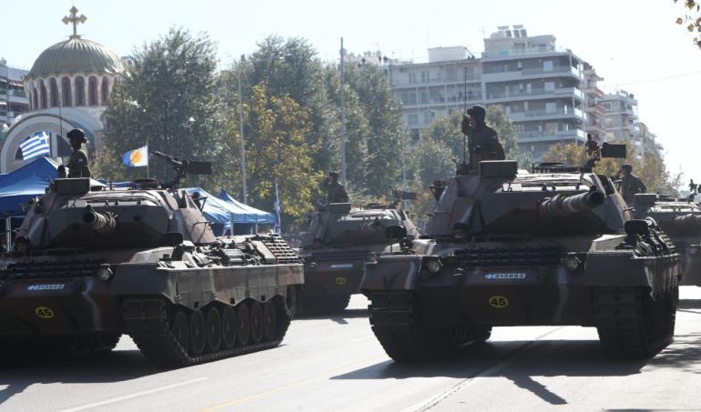 Θεσσαλονίκη: Εντυπωσίασαν οι 21 κανονιοβολισμοί κατά την έπαρση της ελληνικής σημαίας στον Λευκό Πύργο