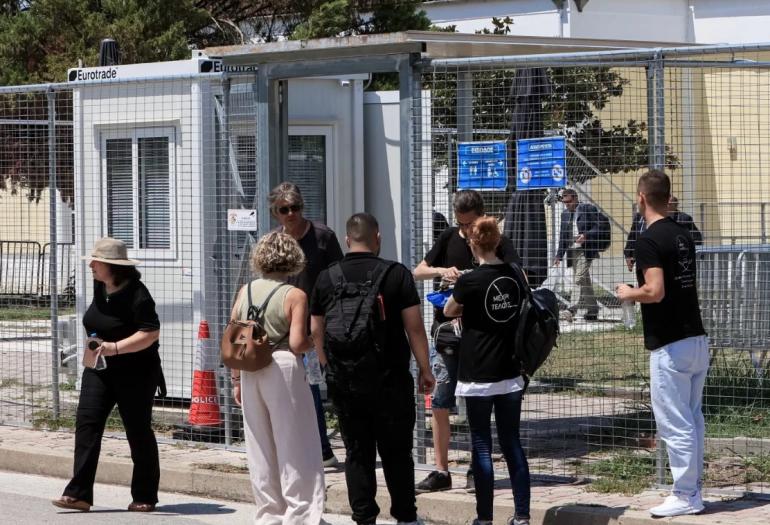 Δίκη για τα Τέμπη: Τη Δευτέρα συνεχίζονται οι καταθέσεις των συγγενών των θυμάτων