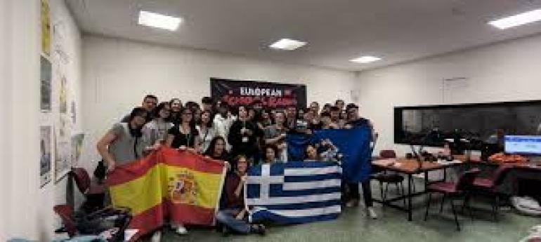 Tο πρώτο μαθητικό ραδιόφωνο στην Ελλάδα γιορτάζει στην πλατεία Αριστοτέλους τα 13 χρόνια λειτουργίας του