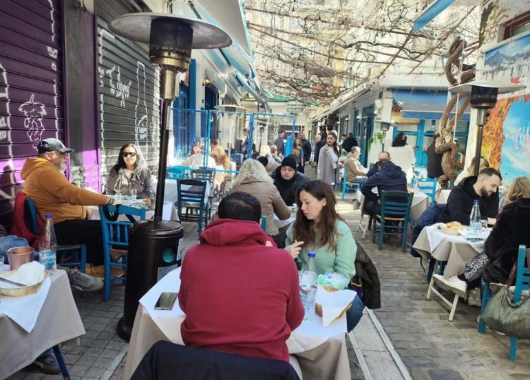 Θεσσαλονίκη: Βούλιαξαν οι ταβέρνες για την Καθαρά Δευτέρα - Ελεύθερο τραπέζι... ούτε για δείγμα