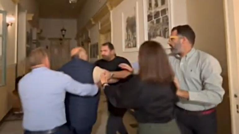 Σέρρες: “Ρινγκ” το Δημοτικό Συμβούλιο- Αντιδήμαρχοι πιάστηκαν στα χέρια (video)