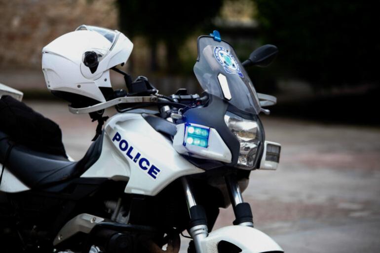 Έφτασε στα δικαστήρια ο αστυνομικός που κατηγορείται για τον θάνατο του 17χρονου Ρομά
