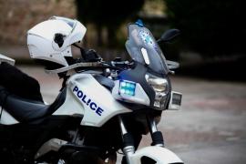 Έφτασε στα δικαστήρια ο αστυνομικός που κατηγορείται για τον θάνατο του 17χρονου Ρομά