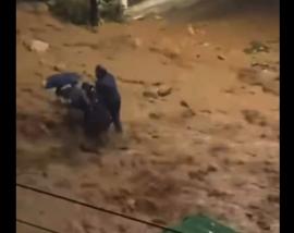 Κακοκαιρία: Η στιγμή που δύο άντρες σώζουν γυναίκα από ορμητικό χείμαρρο (VIDEO)