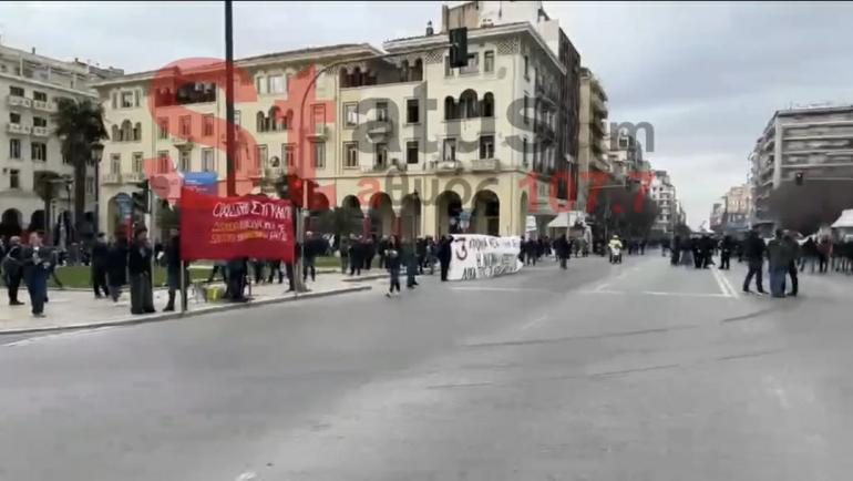 ΤΩΡΑ- Θεσσαλονίκη- Έκλεισε η Εγνατία- Κόσμος συγκεντρώνεται στο άγαλμα του Βενιζέλου