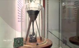 ΒΙΝΤΕΟ-Το μακροβιότερο επιστημονικό πείραμα στον κόσμο διεξάγεται εδώ και 100 χρόνια και δεν έχει ολοκληρωθεί ακόμα