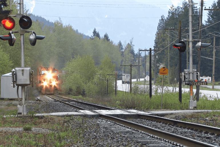 Θεσσαλονίκη: Οδηγός λεωφορείου αγνόησε τις κατεβασμένες μπάρες σε σιδηροδρομική διάβαση και τις πήρε… παραμάζωμα